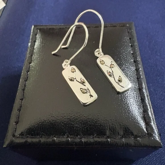SOLD ⬇️Price Drop⬇️Elegant Dangling Sterling Silver Earrings - Picture 1 of 4